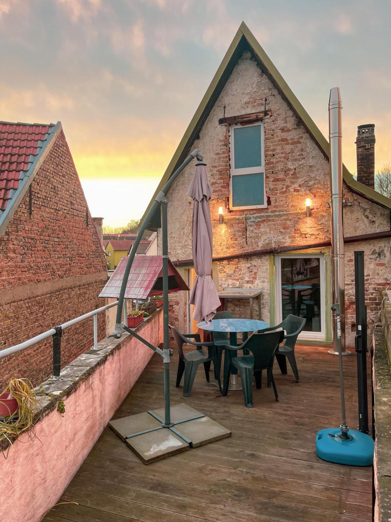 Das Haus Am Bach - Schoene Grosse Moderne Wohnung Mit Terrasse Osthofen Exterior foto